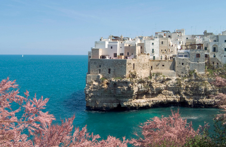 Polignano
“Laggiù dove si sente il mare”