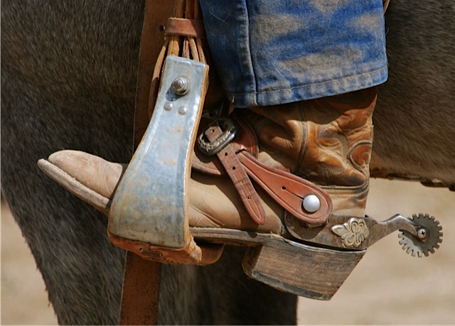 Marchiare, castrare ed etichettare.
Le immagini del lavoro, rude e antico, dei cowboy